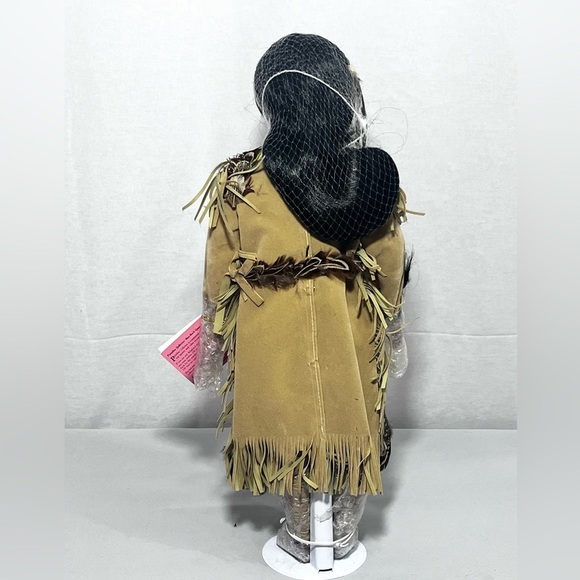 Paradise Galleries Spirit Of Peace Fine Porcelain Doll Indian Pocahontas Inspire - Picture 6 of 10